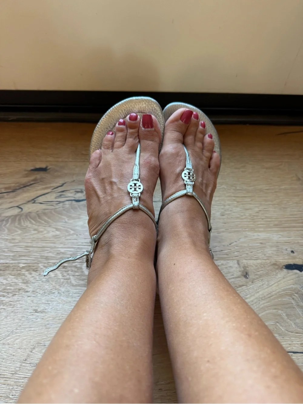 🔥Tory Burch Silver Small medallion sandales sz8–8.5 good Cond Price Firm !